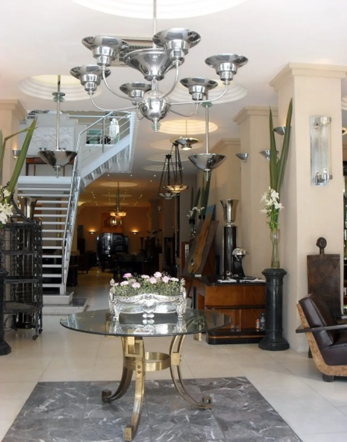 古董餐桌艺术装饰，适合四人在优雅的环境中使用。