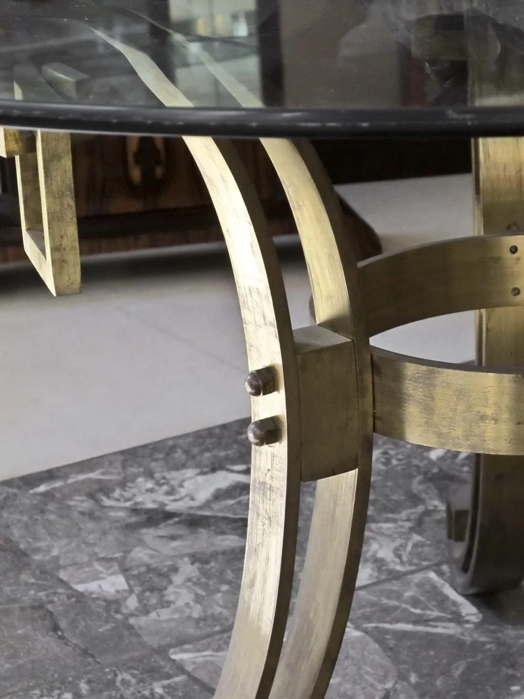 Античный стол Art Deco для 4 человек в стильной обстановке.