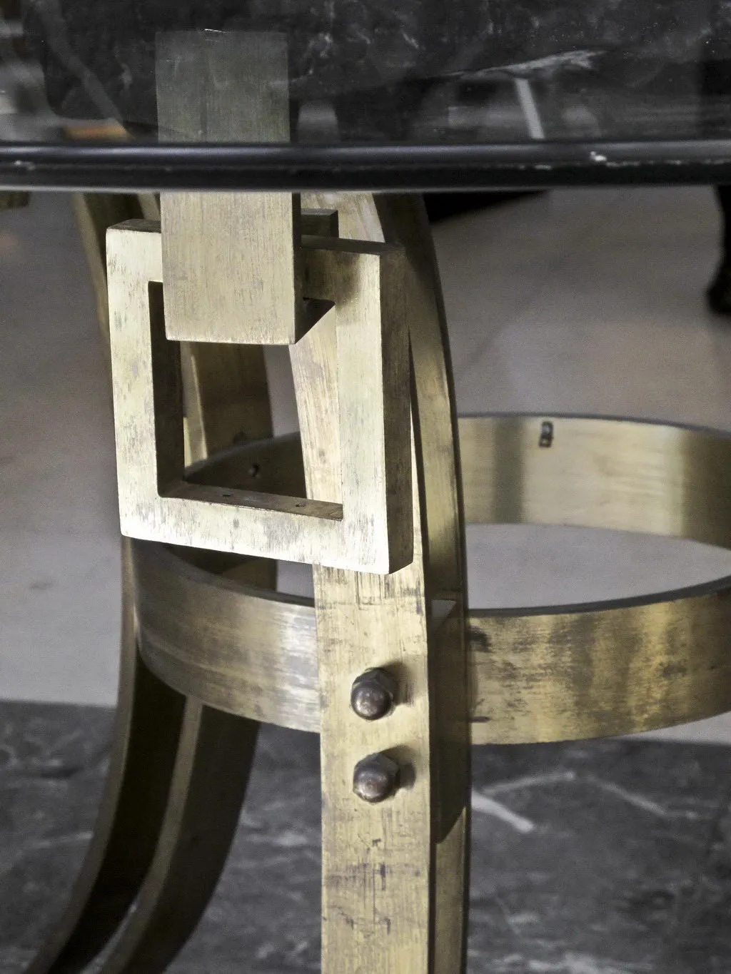 Mesa de comedor antigua con diseño art deco para 4 personas, elegante y funcional, rodeada de un ambiente moderno.