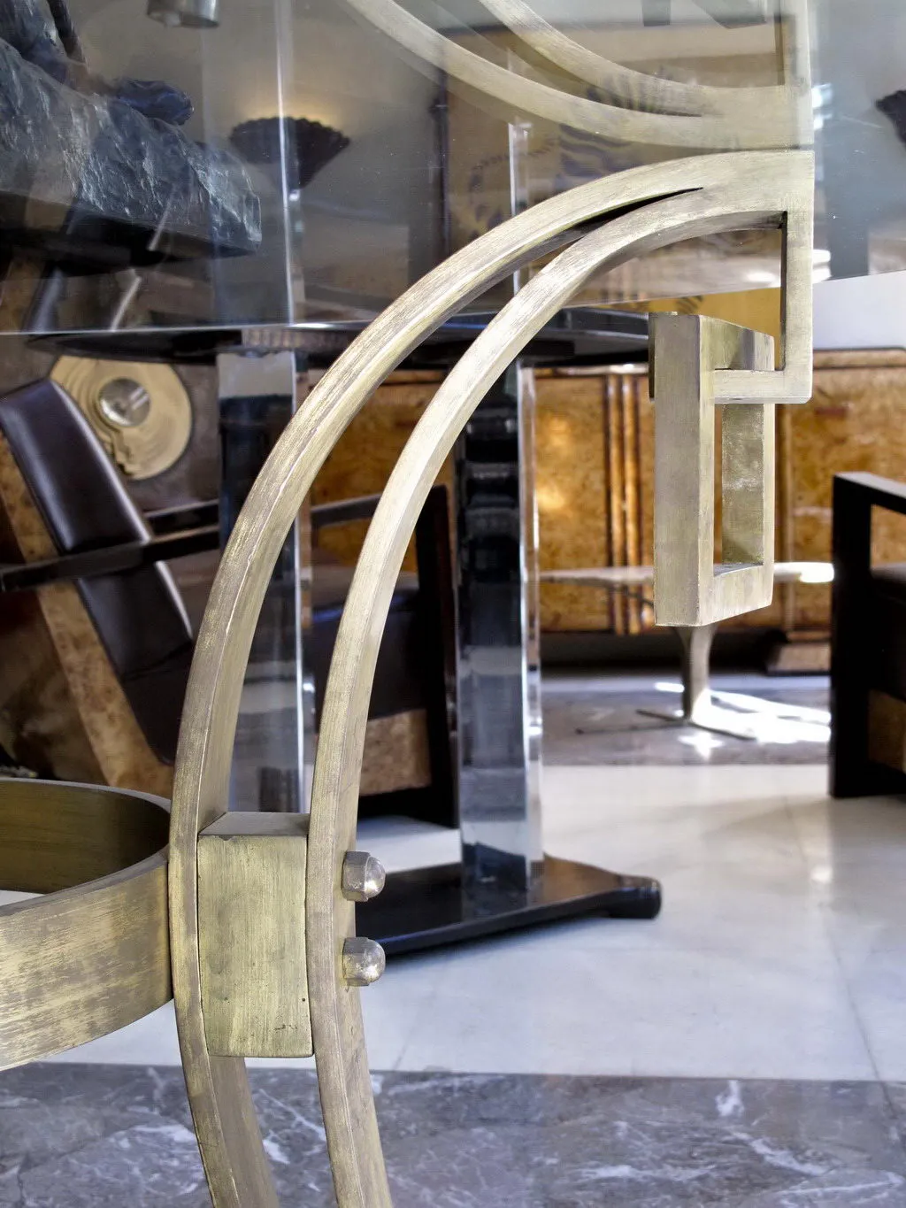 Mesa de comedor antigua estilo Art Deco para 4 personas, con detalles elegantes en un ambiente sofisticado.