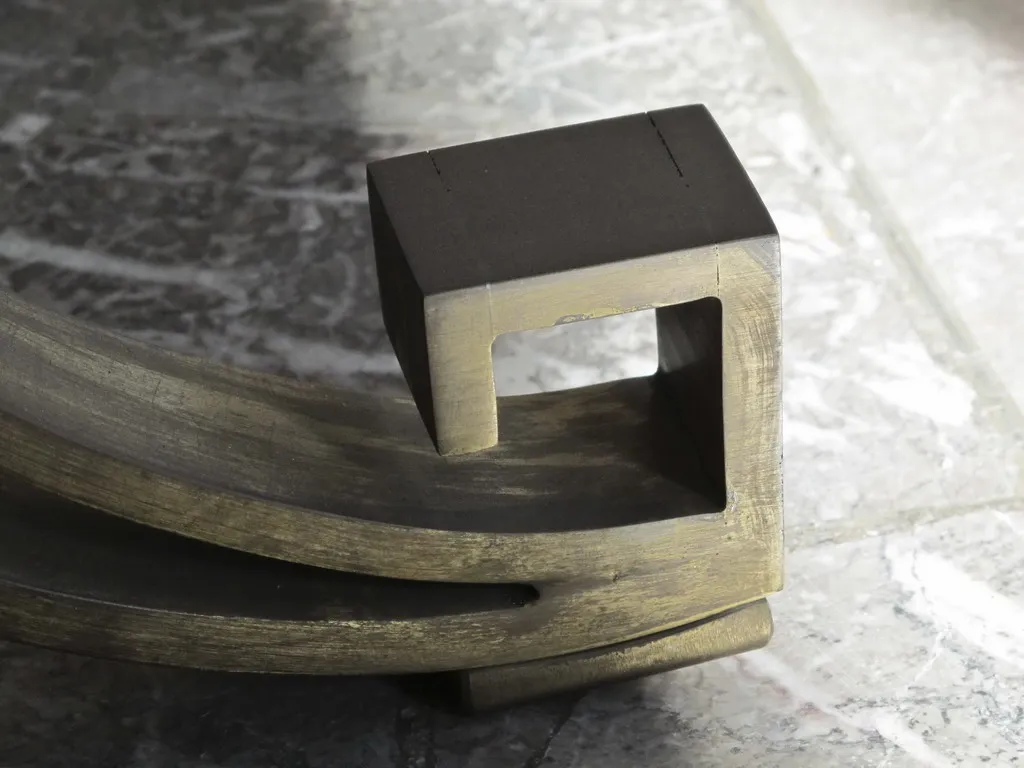 détail d'une base de table à manger ancienne en style Art Deco avec un design élégant dans un cadre neutre.