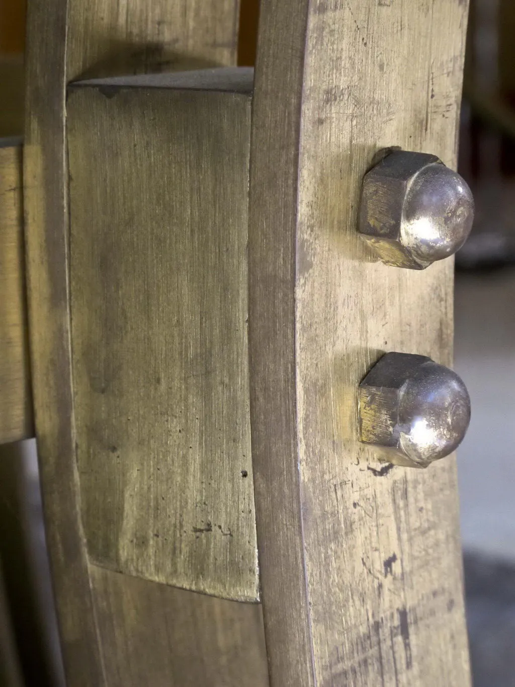 Gros plan sur la vis d'une table à manger ancienne Art Deco.