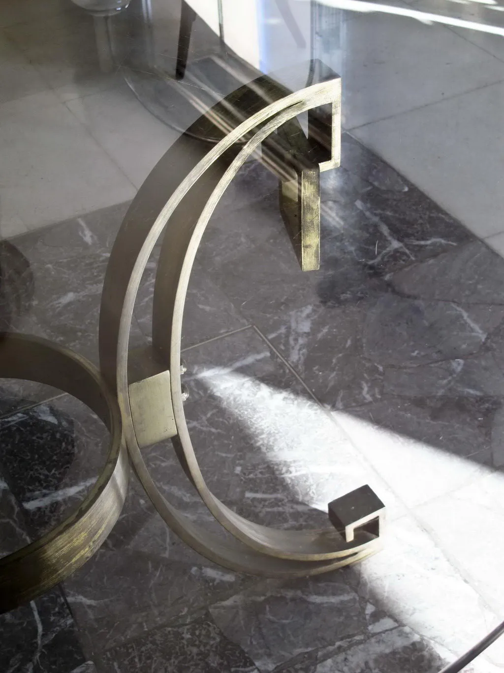 Mesa de comedor antigua estilo Art Deco para 4 personas, con un diseño elegante y patas decorativas.