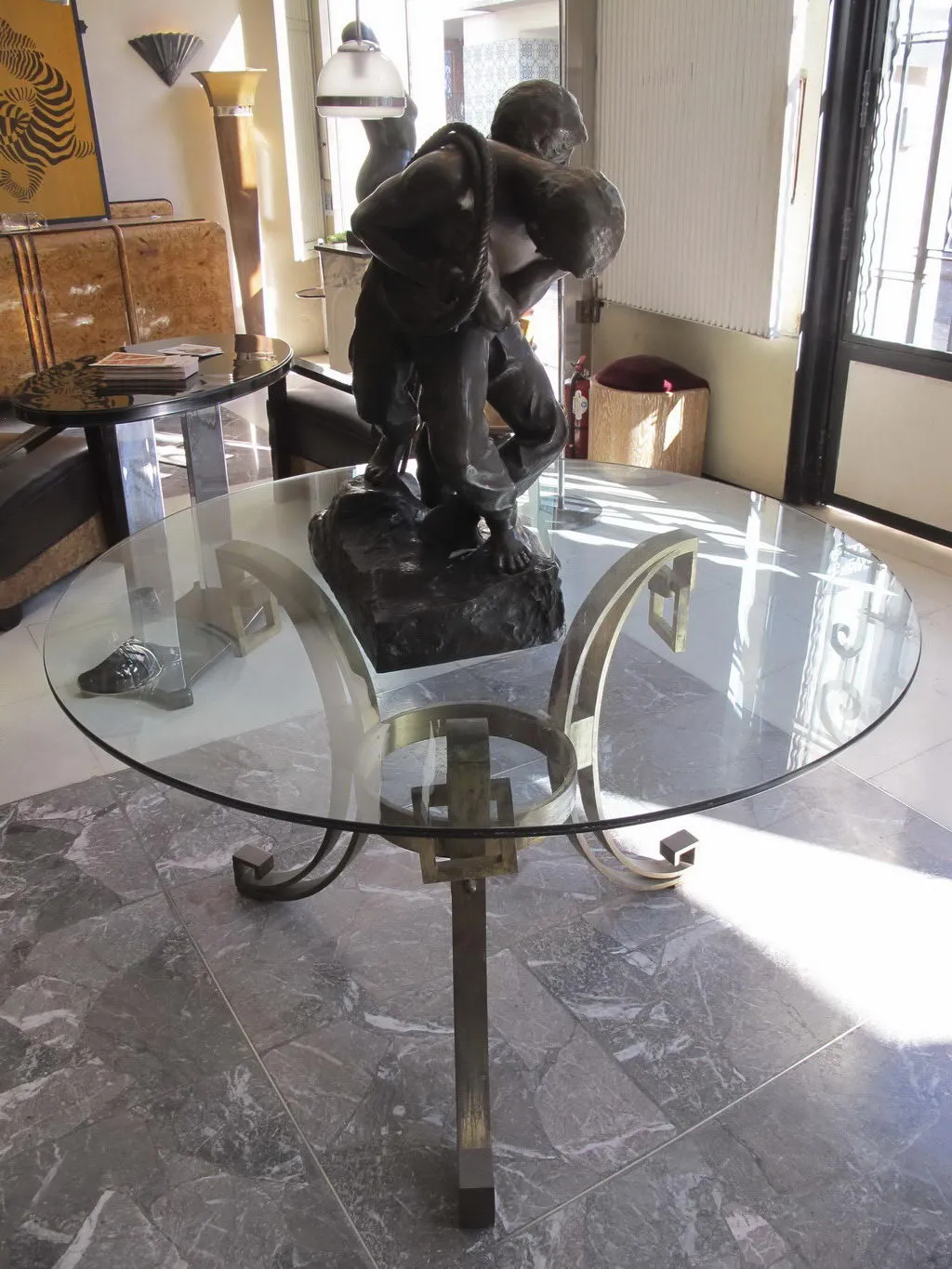 mesa de jantar antiga art deco de vidro redondo com figuras decorativas