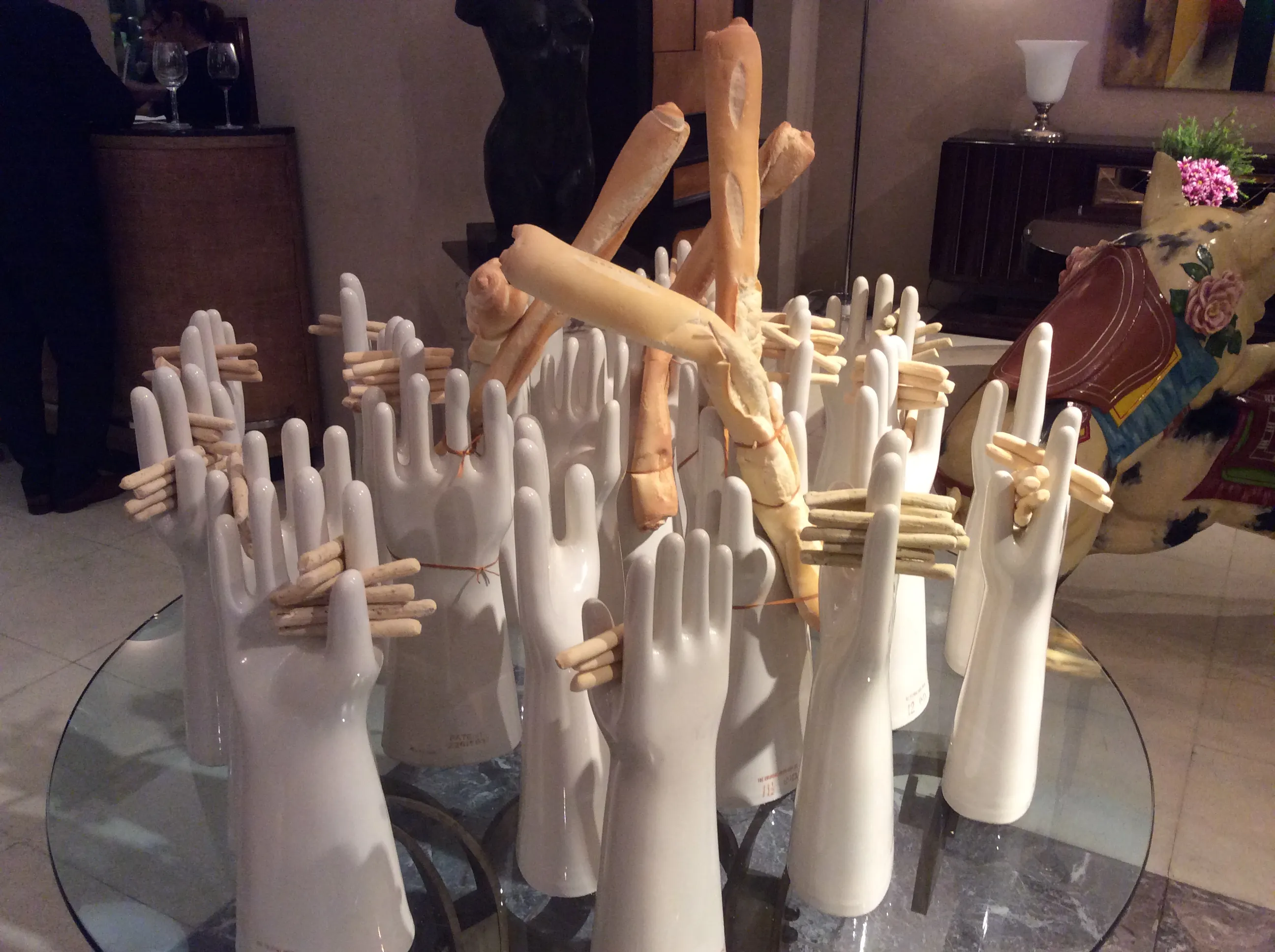 tavolo da pranzo con base a forma di mano, pezzi unici