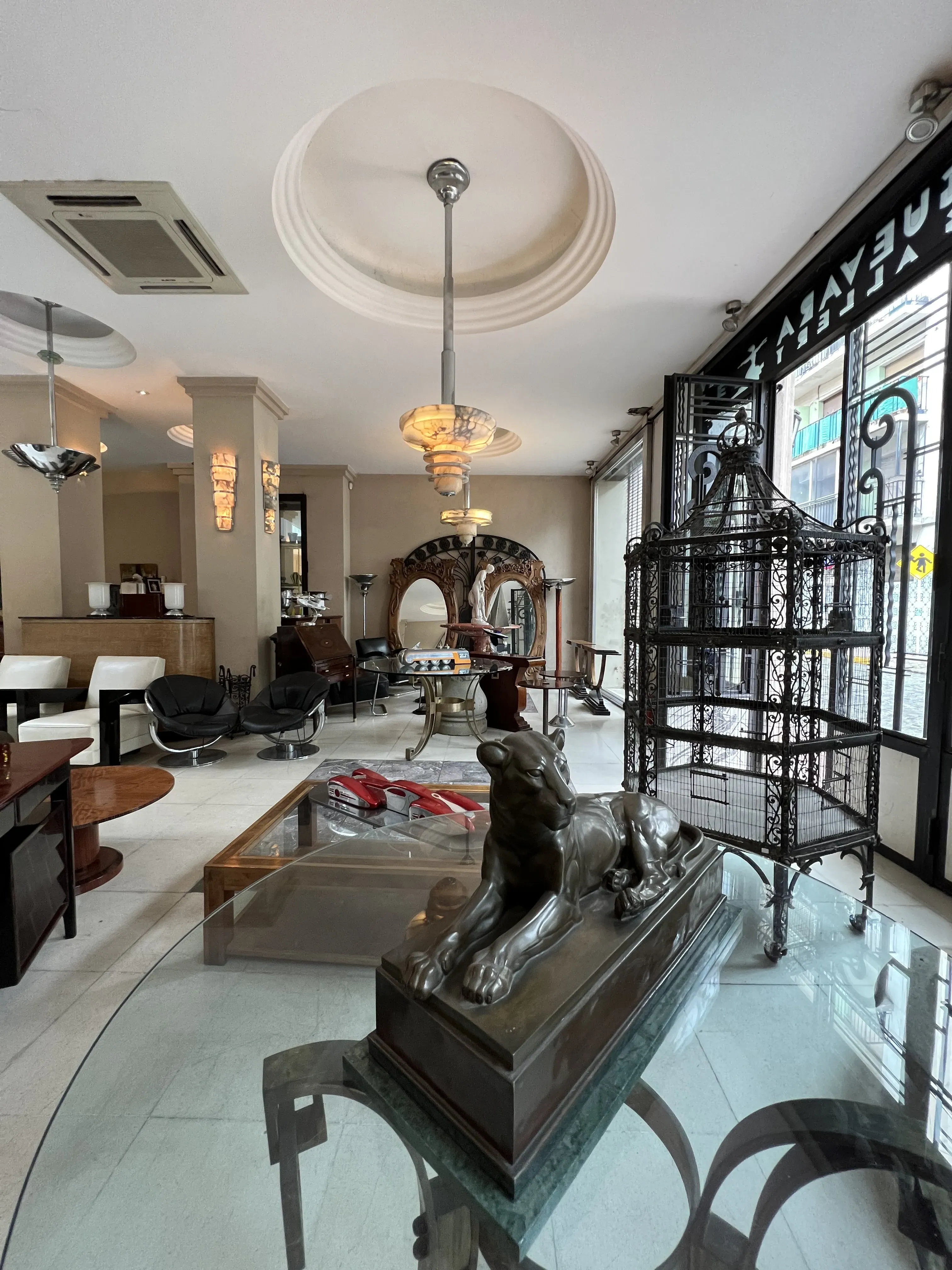 tavolo da pranzo antico per 4 persone Art Deco in un ambiente elegante