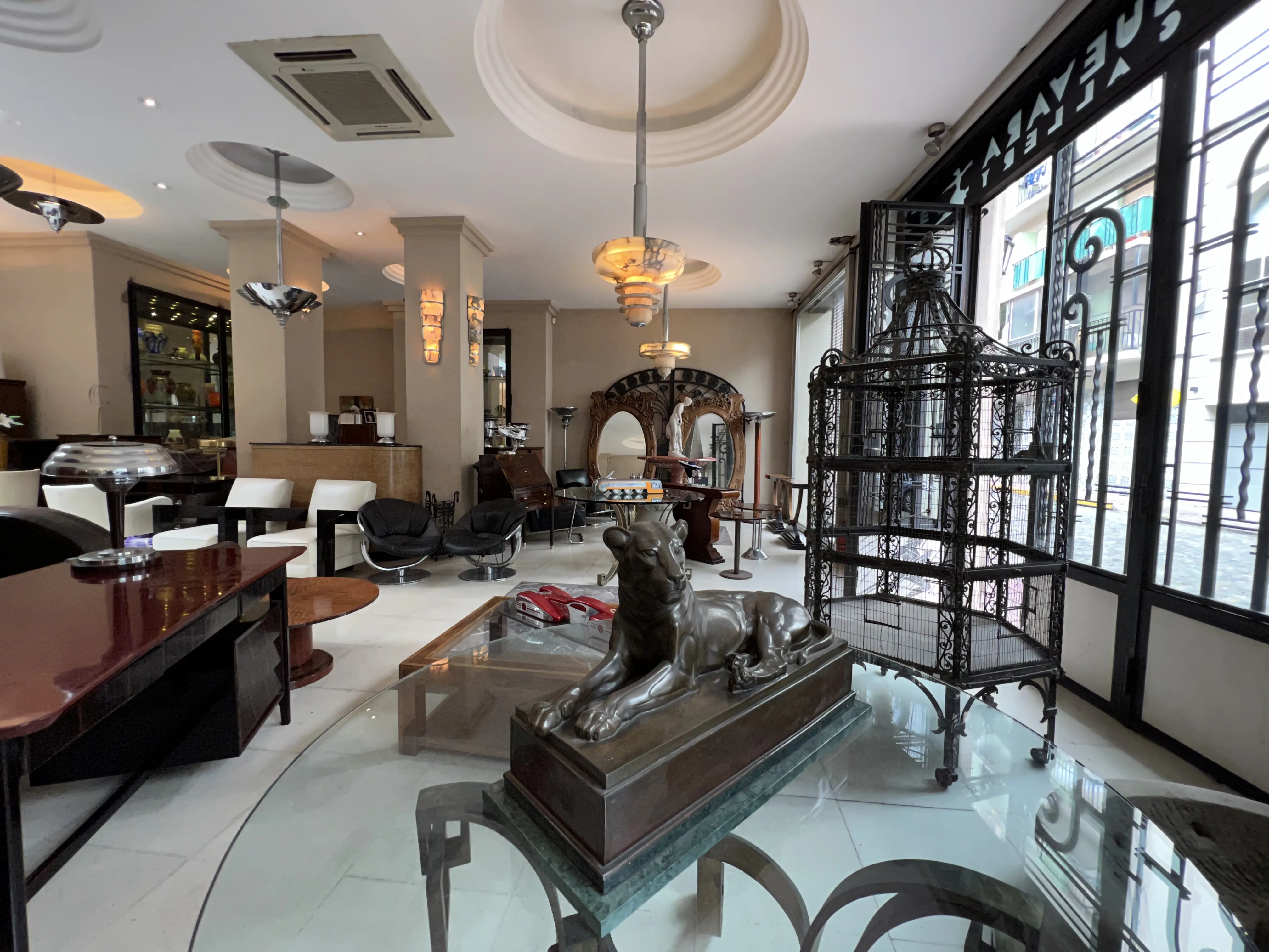 Mesa de comedor antigua con cuatro asientos en un ambiente elegante.