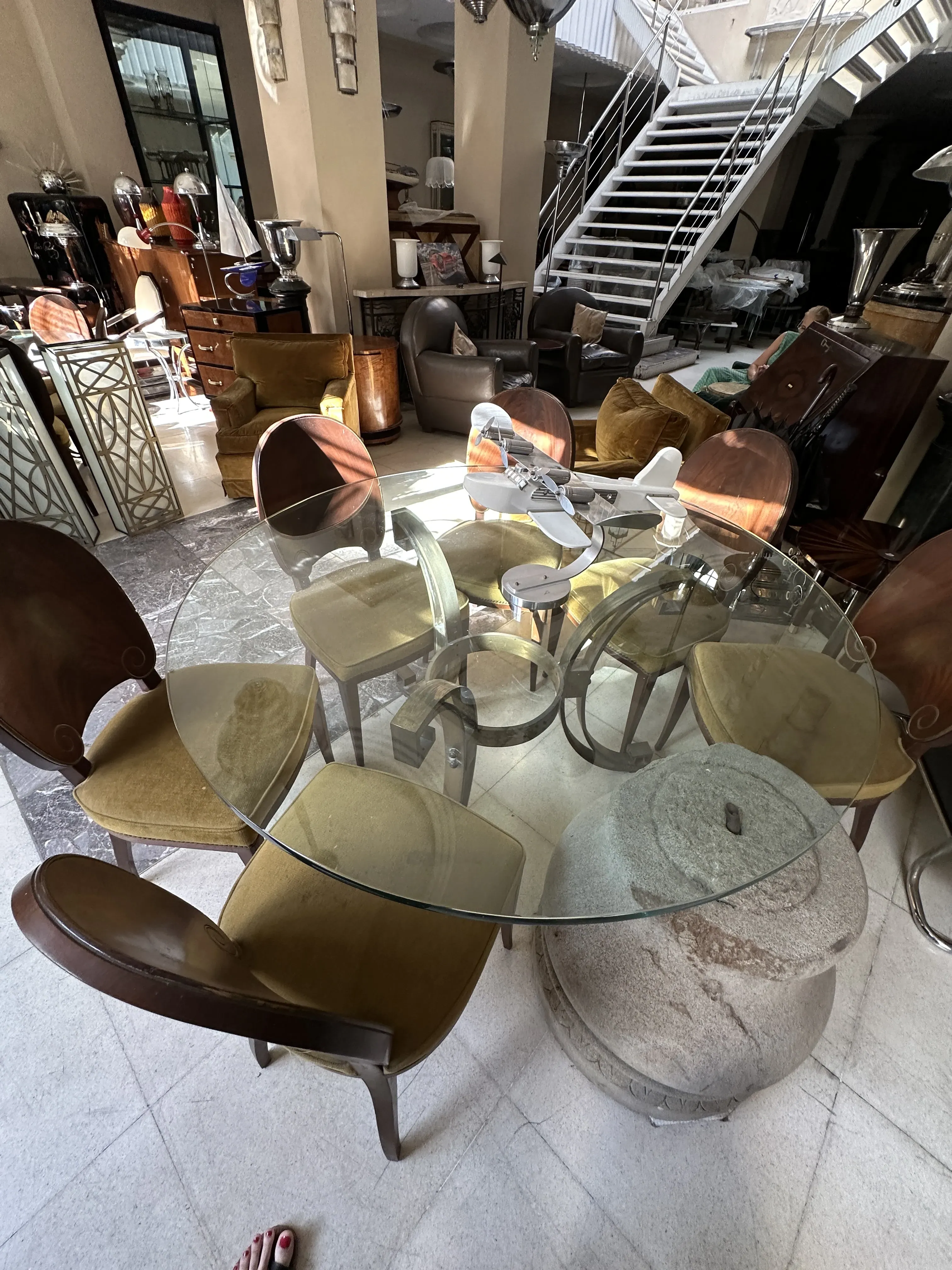 Mesa de jantar antiga com arte decorativa, adequada para quatro pessoas em um ambiente elegante.