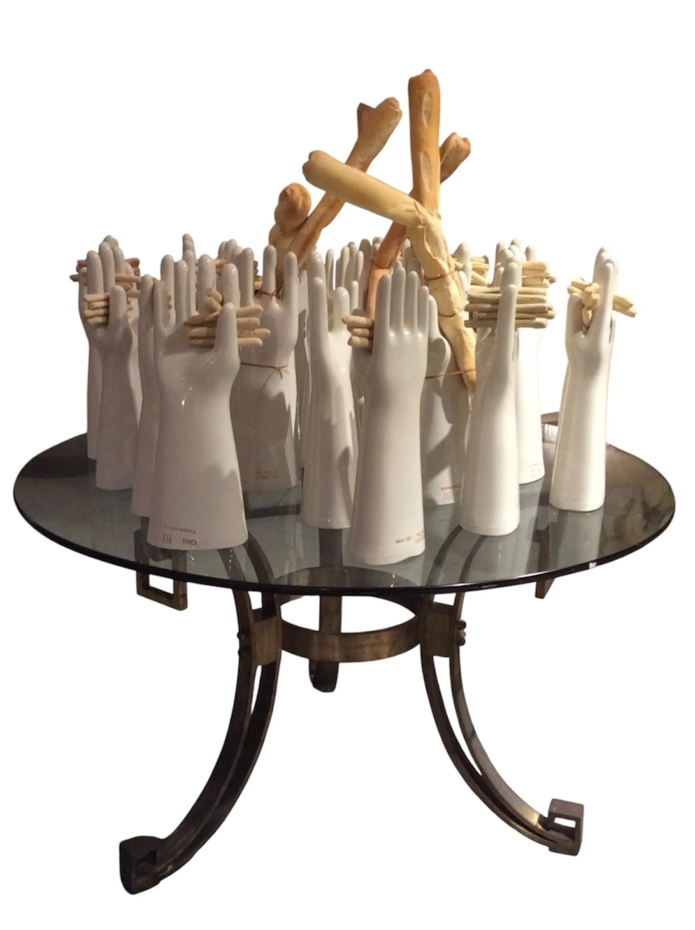 Mesa de comedor antigua Art Deco para 4 personas, rodeada de manos decorativas.