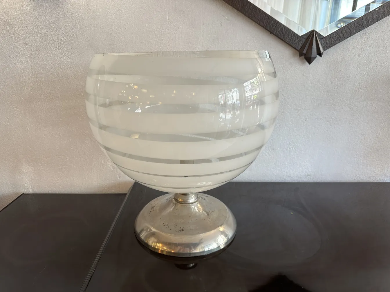 Lampada da tavolo antica con base classica e design attraente, si distingue in una stanza elegante