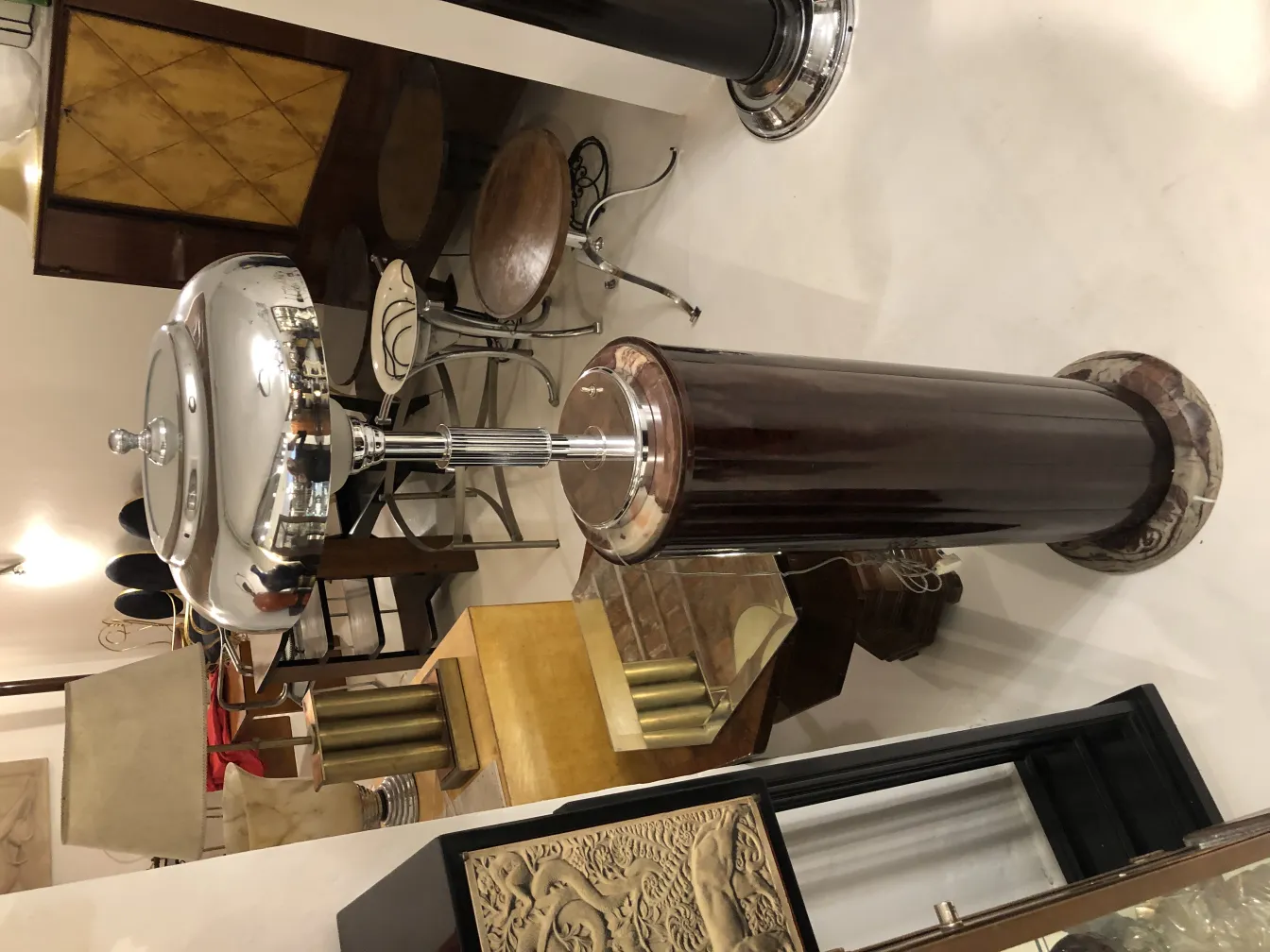 Lampe de bureau antique avec base décorative et design élégant