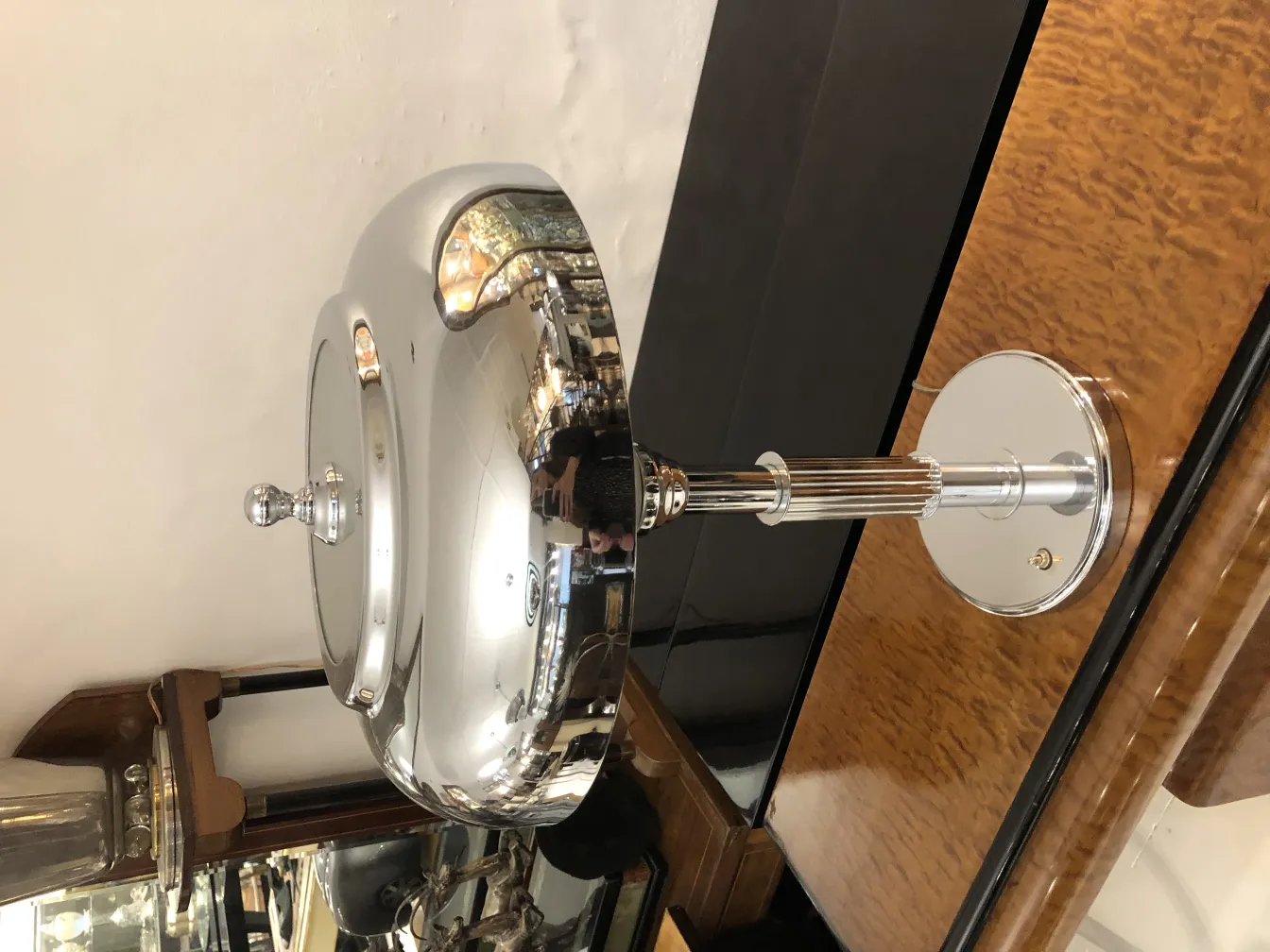 Lampada da tavolo antica con design brillante, ambiente caldo