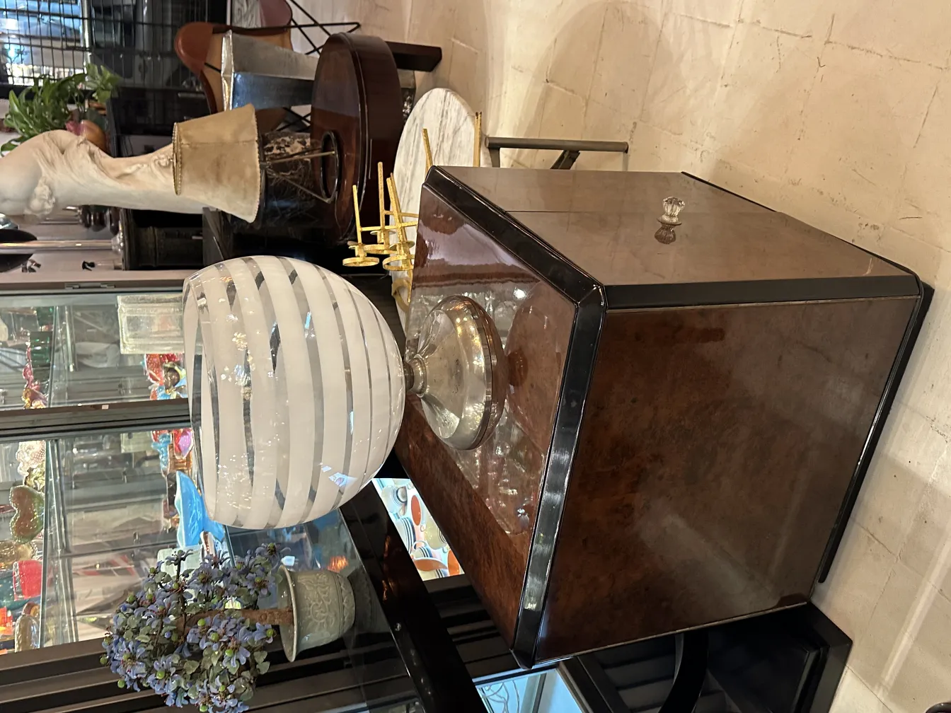 antike Tischlampe mit eleganter Form und dekorativem Sockel, gemütliche Atmosphäre