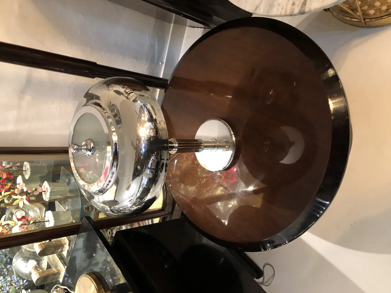 Lampada da tavolo antica con base rotonda, design elegante, atmosfera decorativa.