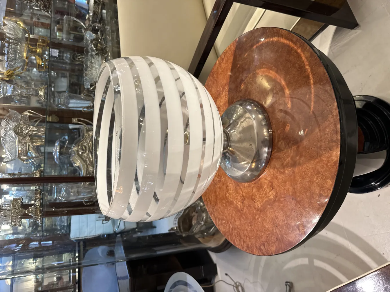 lámpara de mesa antigua con diseño en tonos claros en un entorno elegante.