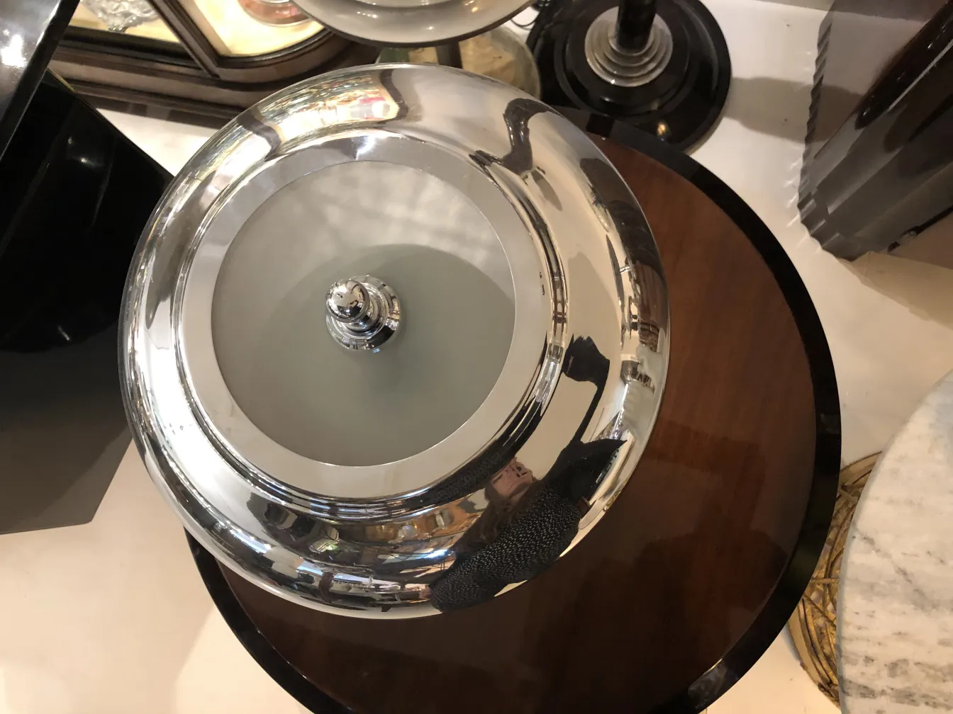 Lampe de bureau ancienne brillante sur une table sombre