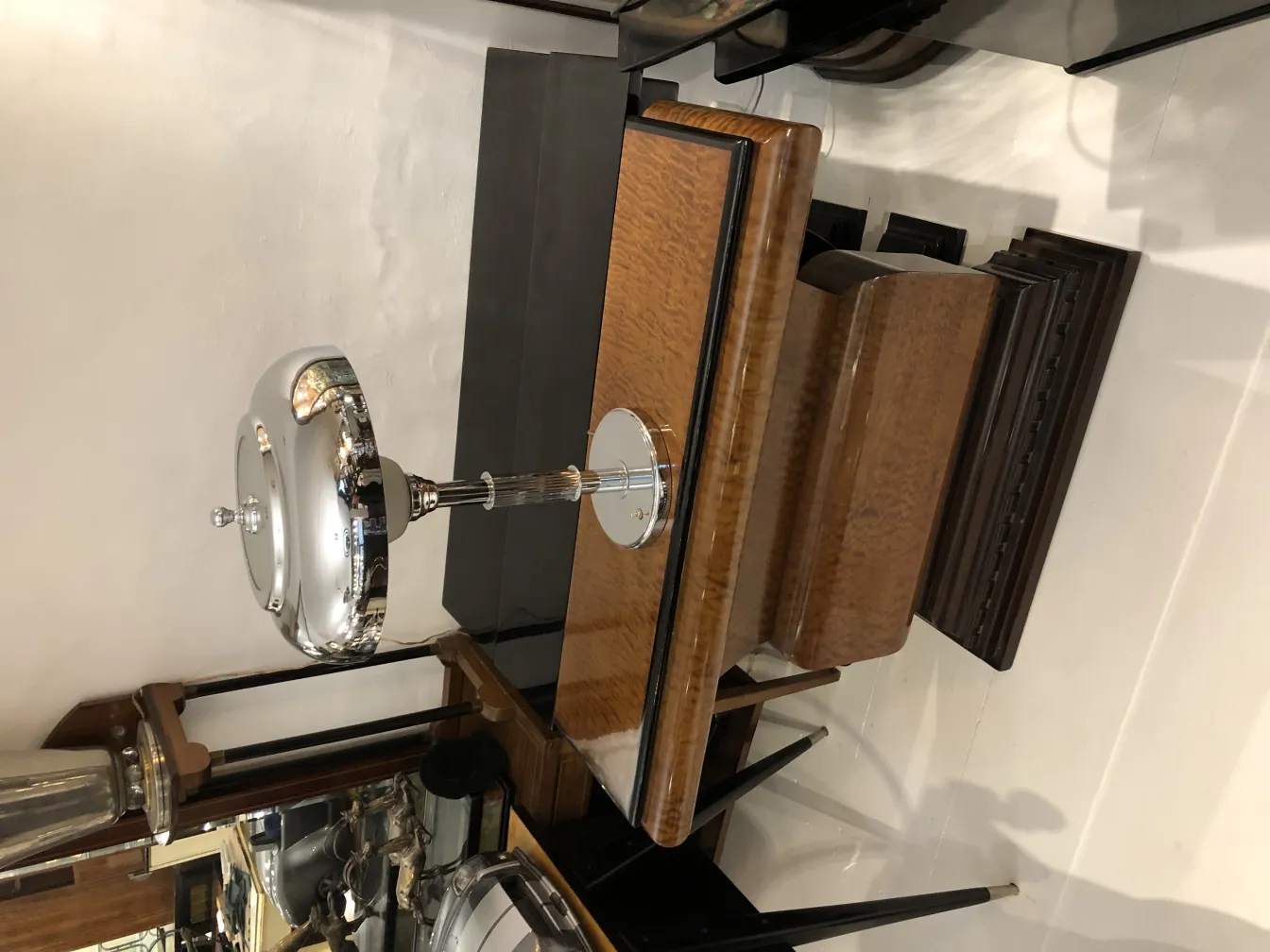 antiga luminária de mesa com base brilhante e design elegante em um ambiente de antiguidades