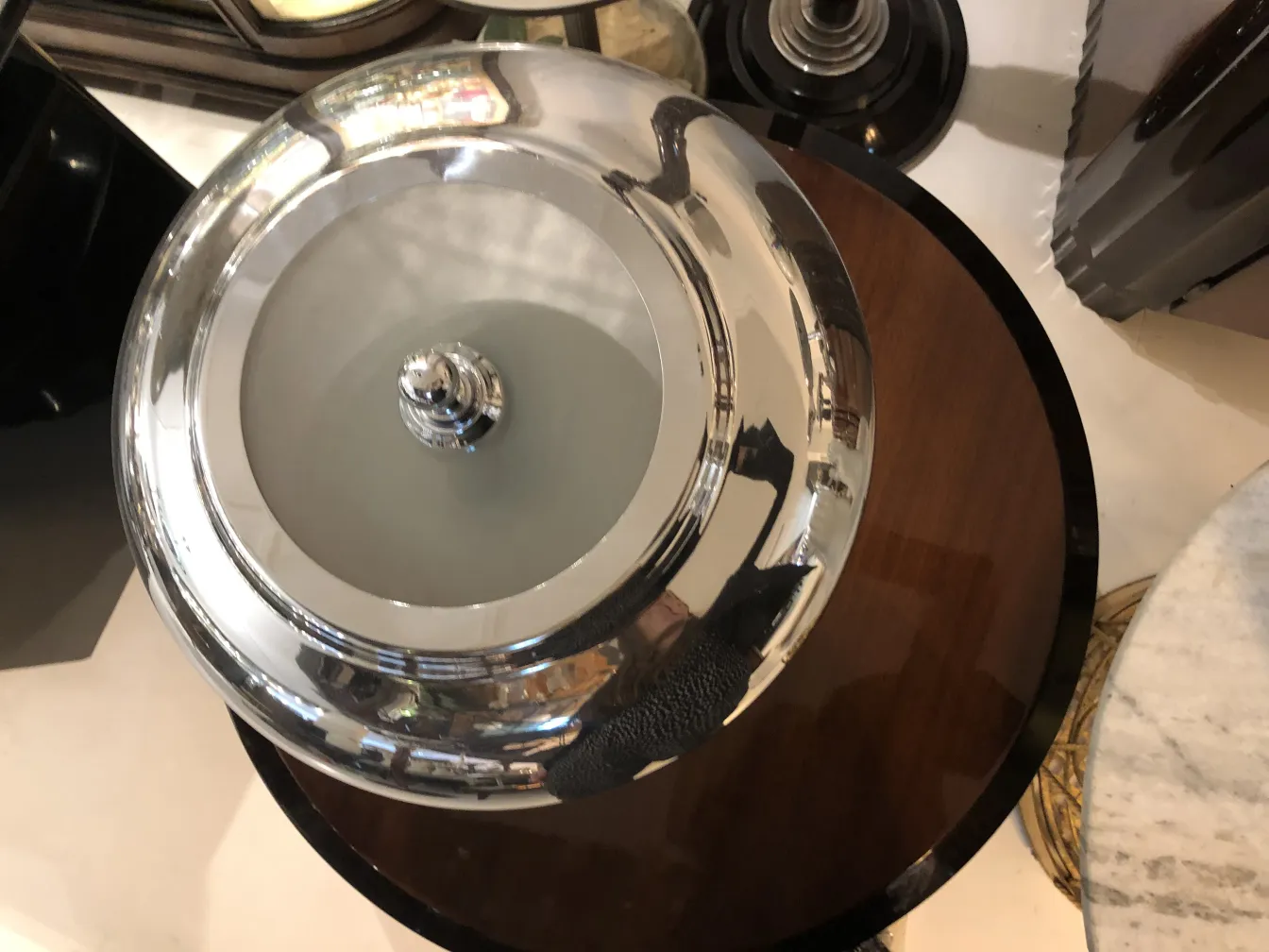 lampada da tavolo antica con design brillante sul tavolo