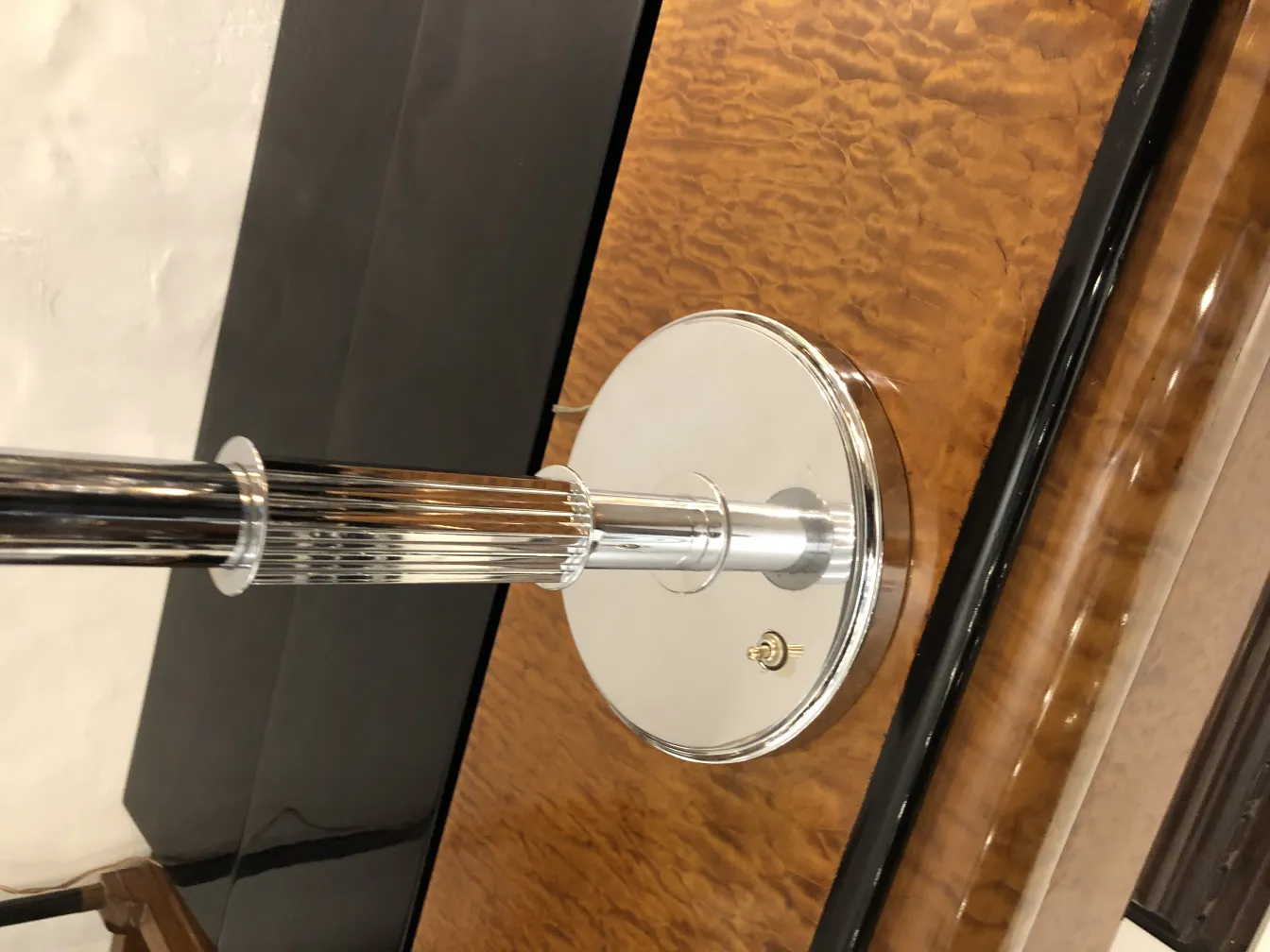 Lampada da tavolo antica con base lucida, luce morbida e design elegante. Componente ideale per la casa.