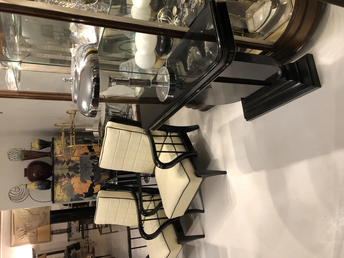 luminária de mesa antiga decorativa com base elegante em ambiente de loja