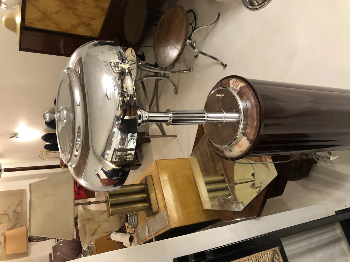 Lampe de bureau ancienne avec base brillante dans un environnement rétro