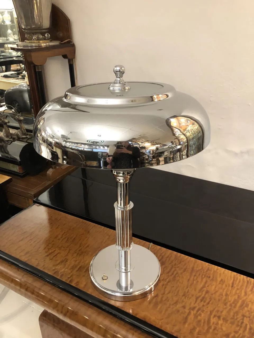 lampada da tavolo antica con design elegante e sfondo raffinato