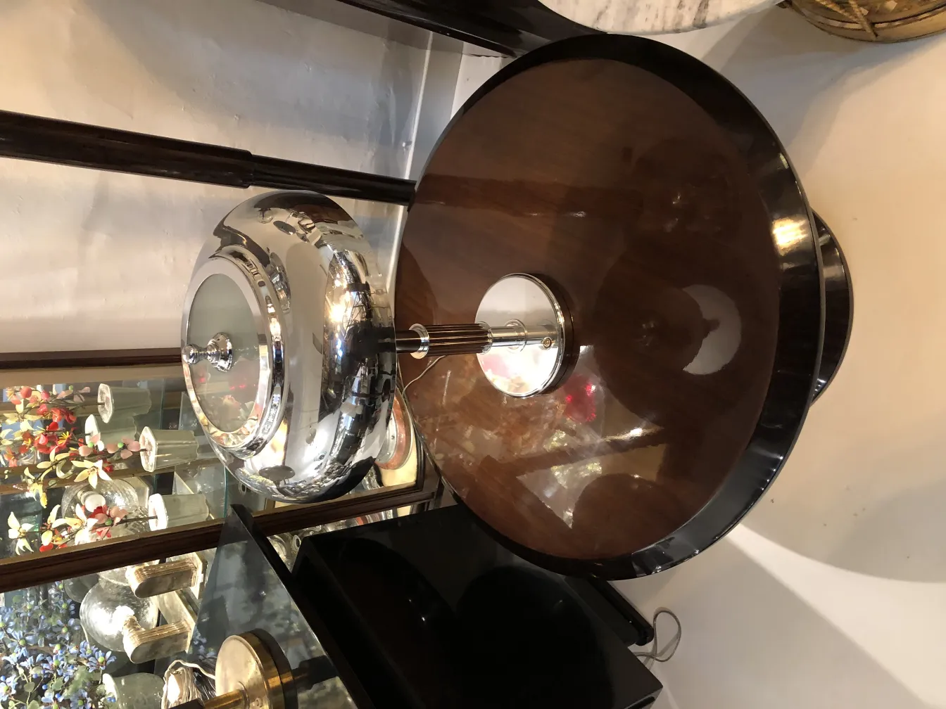 elegante antike Tischlampe mit glänzenden Details in einer dekorativen Umgebung