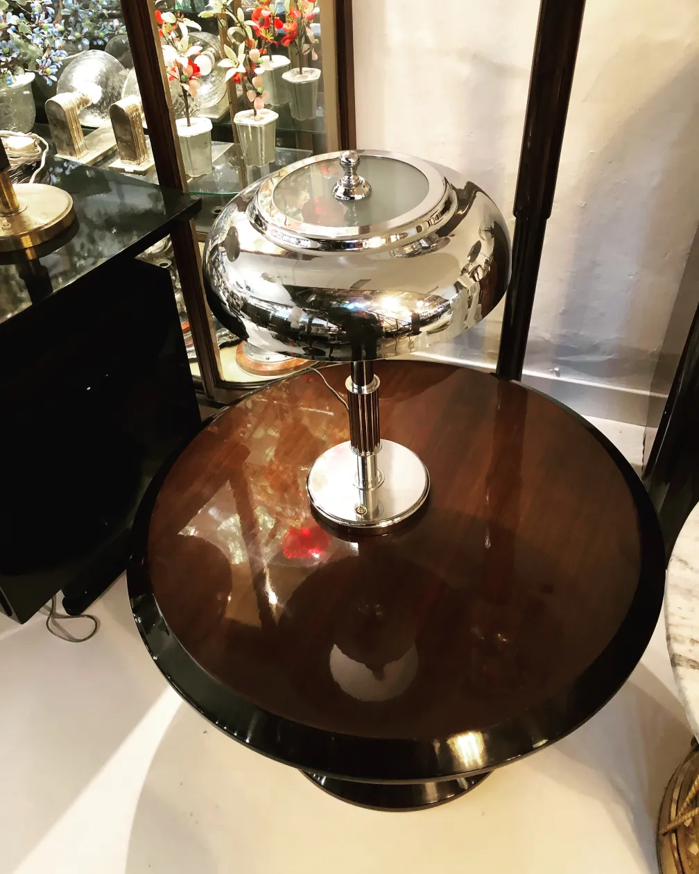 Antike Tischlampe mit glänzendem Design, das eine elegante und raffinierte Atmosphäre unterstreicht.