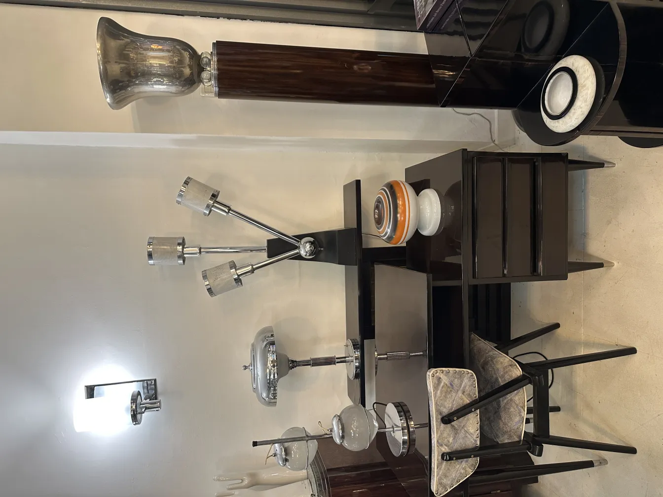 lampara de mesa antigua con diseño elegante y detalles