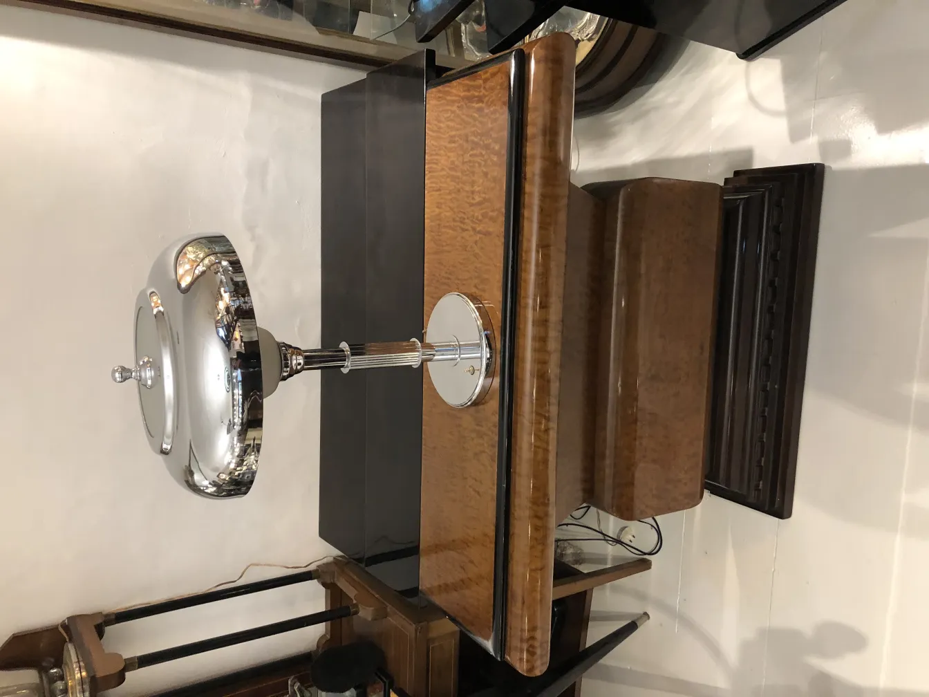 Antigua lámpara de mesa con diseño moderno, entorno vintage