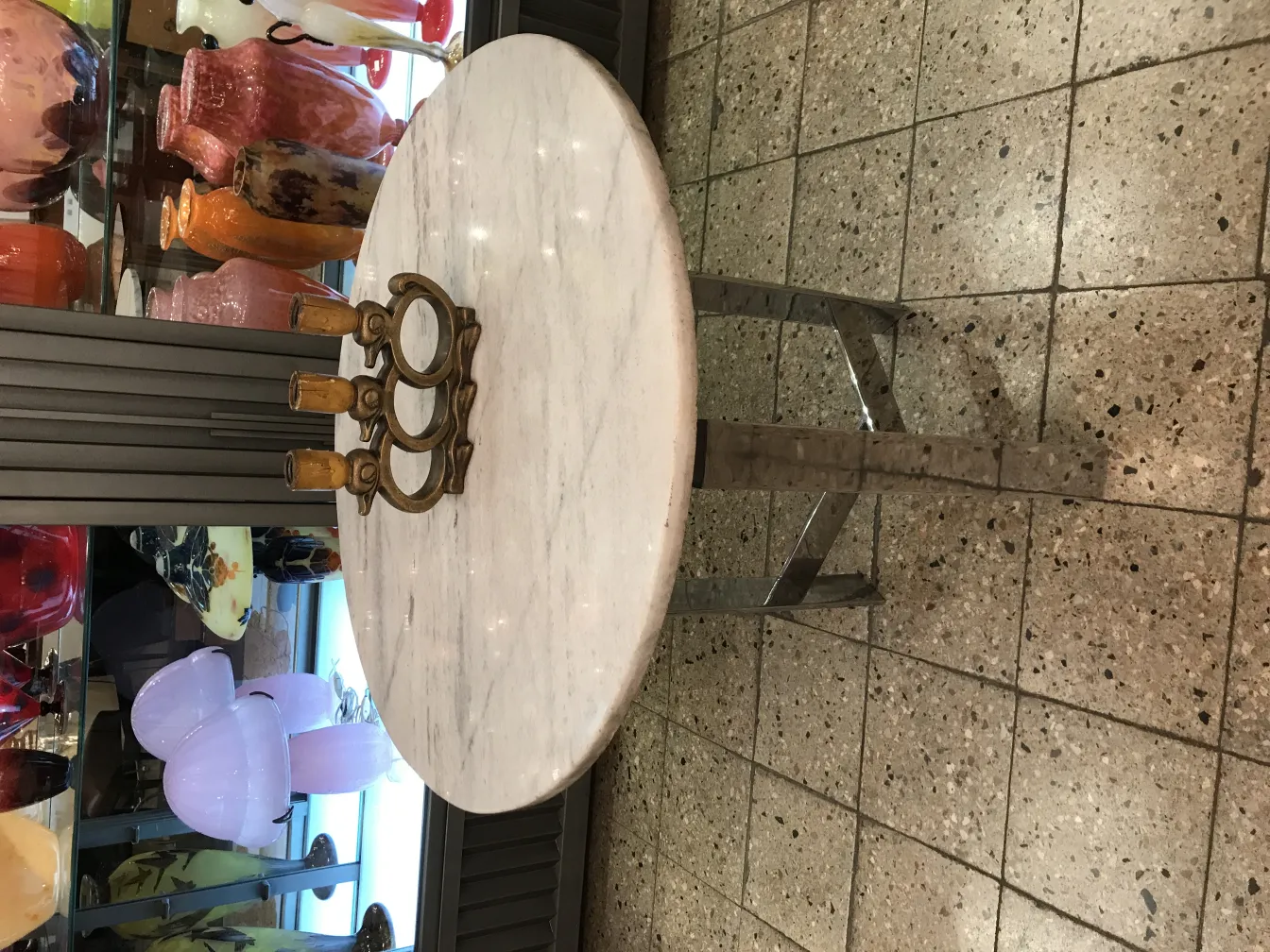 antigua lámpara de mesa con candelabros en un ambiente decorativo