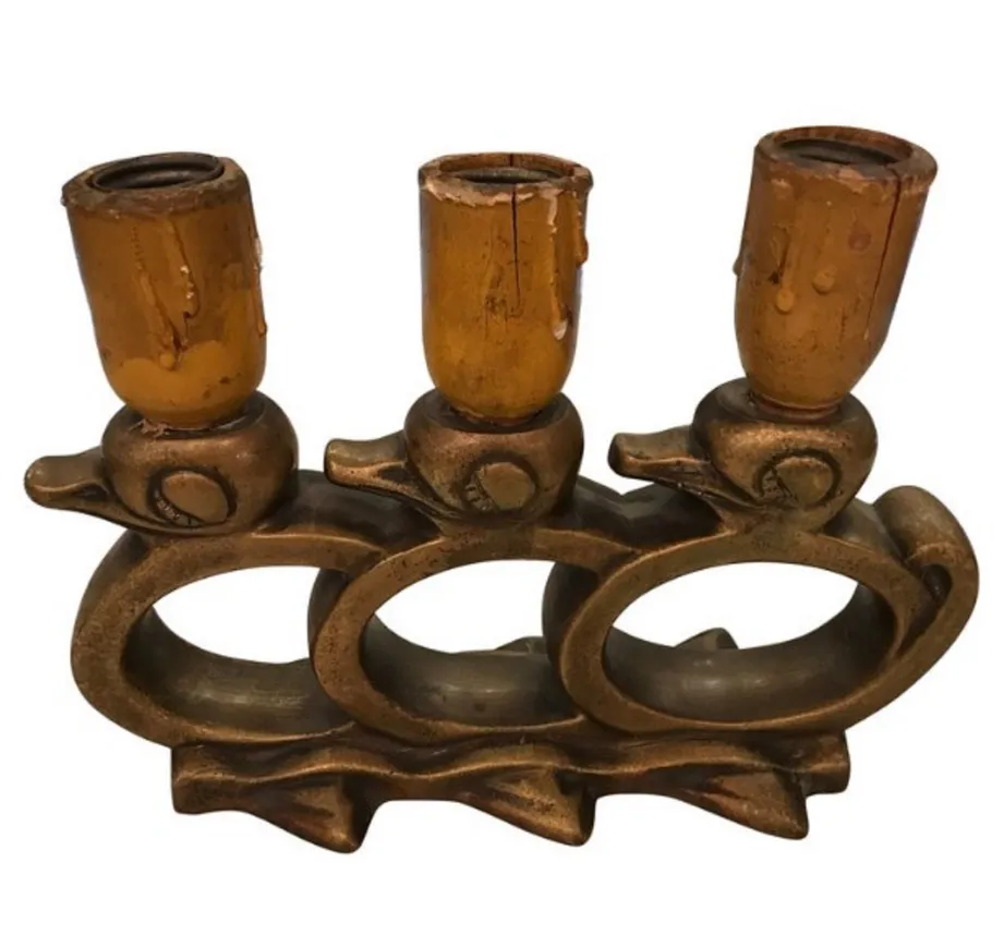 antigua lámpara de mesa con diseño único y tres bombillas