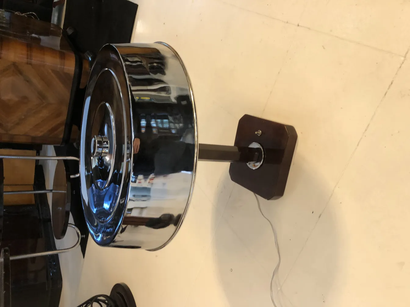 Luminária de mesa antiga com acabamento brilhante, boa iluminação