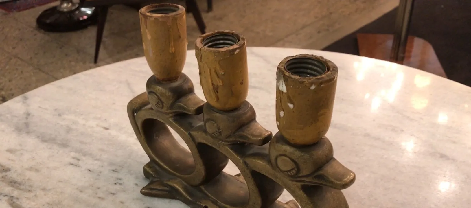 lampara de mesa antigua con base de aves en un entorno elegante