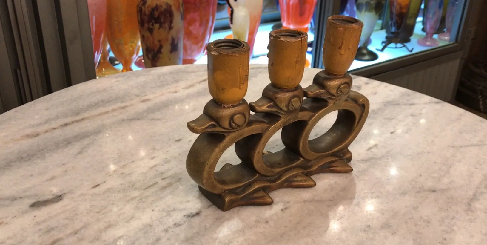 luminária de mesa antiga com base de patos em um ambiente vintage