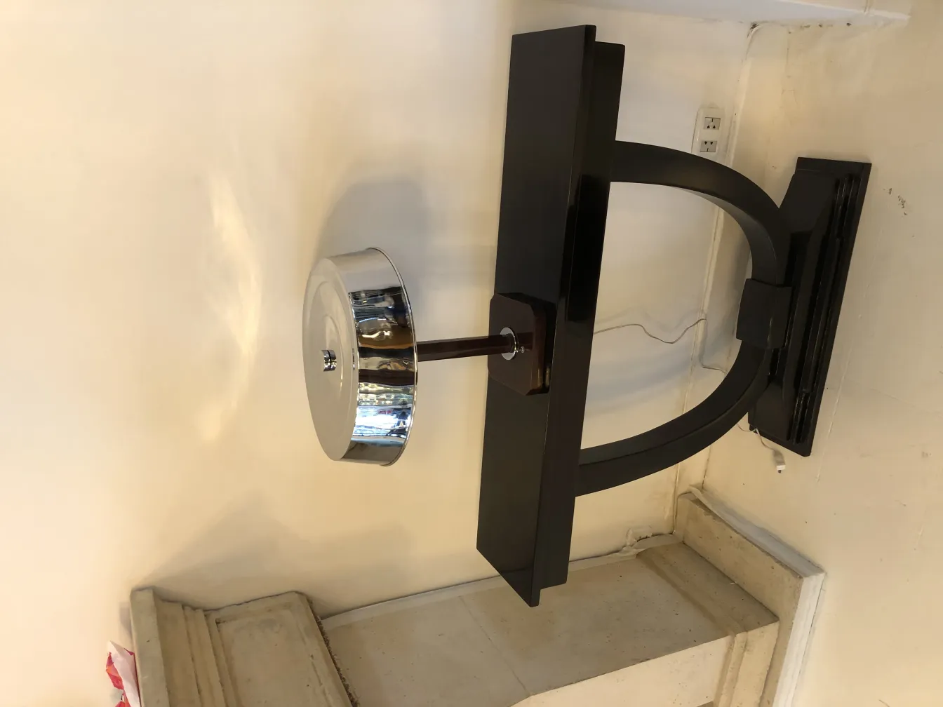 lampe de bureau ancienne avec base noire et abat-jour brillant dans une pièce claire