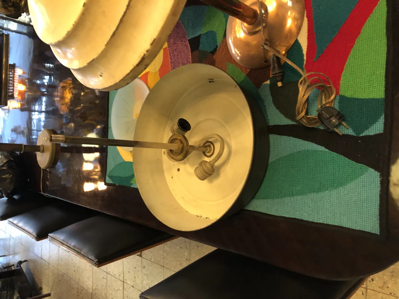 Lampada da tavolo antica con cavo, stile vintage, stanza illuminata