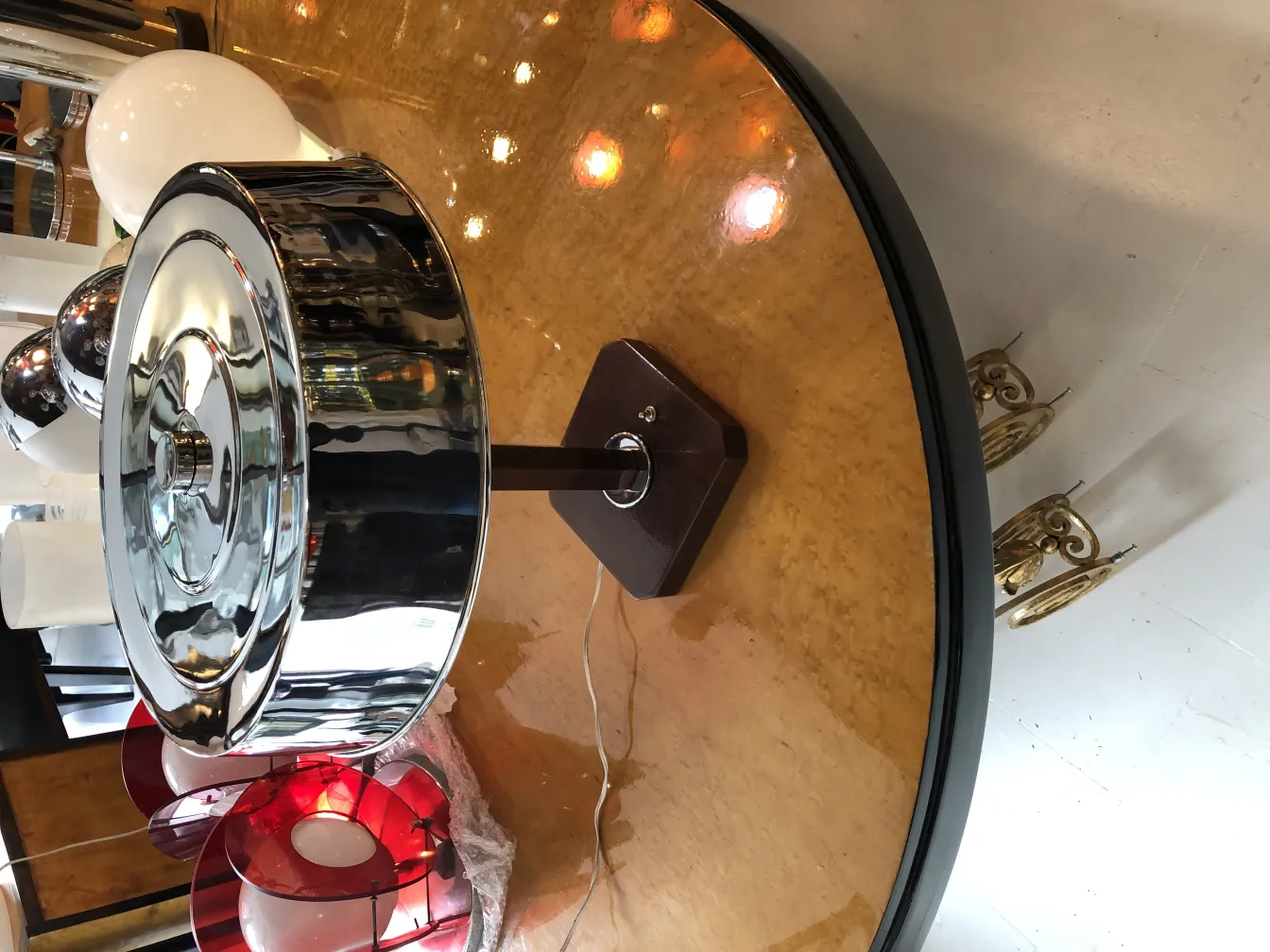 ancienne lampe de bureau brillante sur table en bois