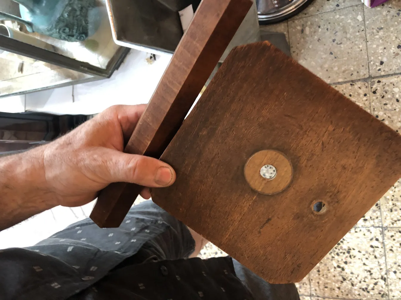 Luminária de mesa antiga com design simples e base retangular, na mão