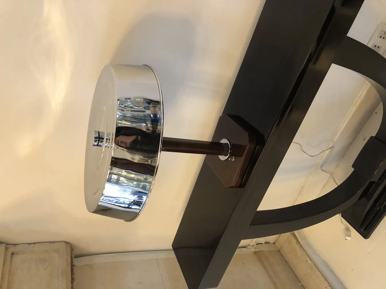 luminária de mesa antiga brilhante com base de madeira e cúpula metálica reflexiva