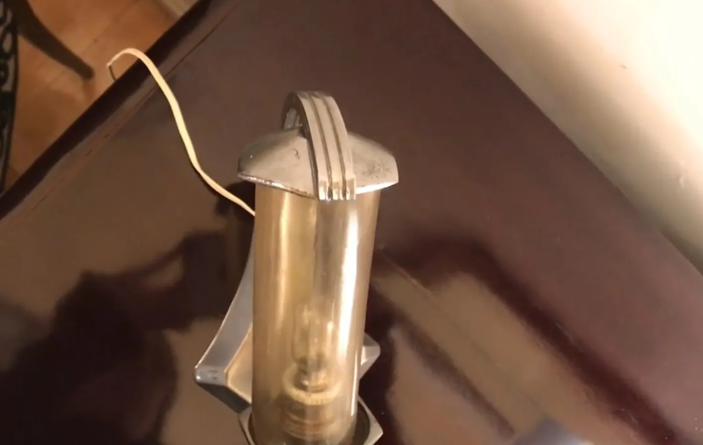 مصباح طاولة عتيق، ضوء ناعم، جو مريح، ديكور