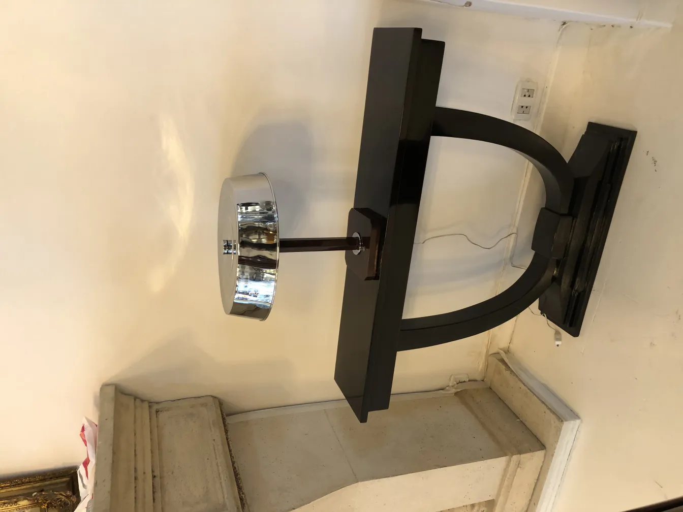 lampe de bureau ancienne avec base noire et abat-jour chromé, dans un cadre classique