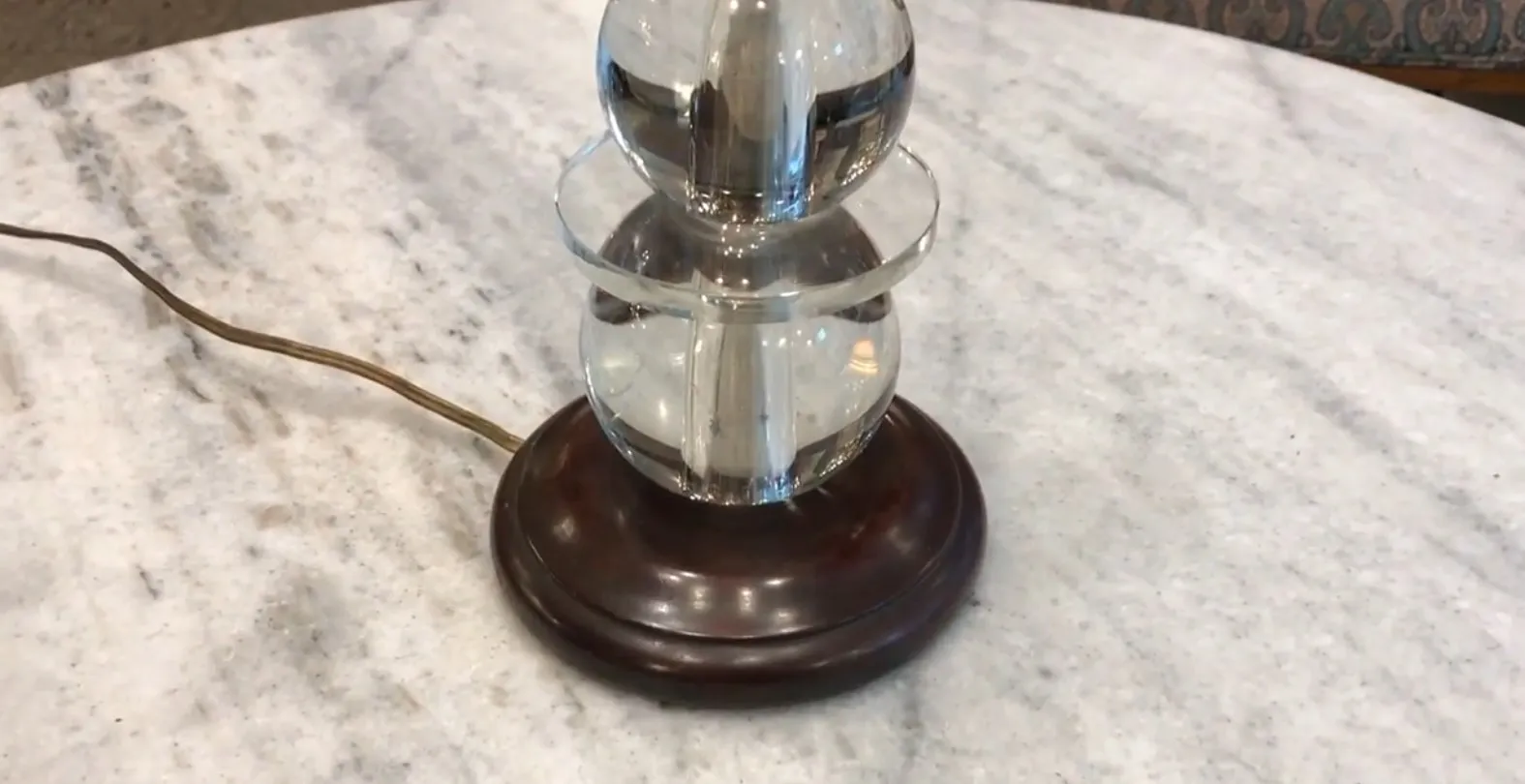 Lámpara de mesa antigua con diseño elegante en un entorno acogedor