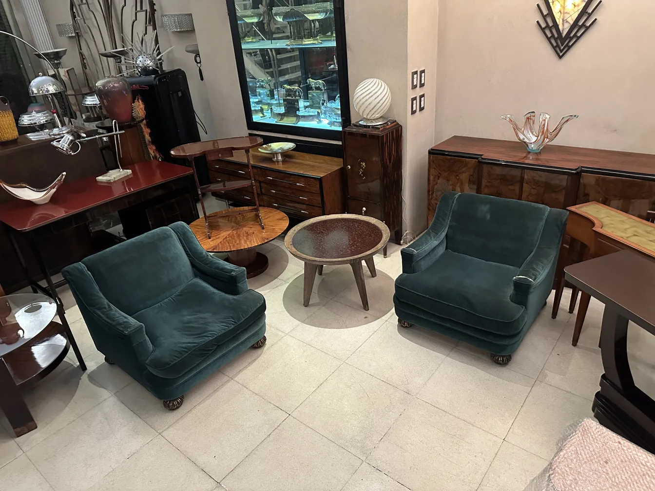 antigua lámpara de mesa, color verde, con sillones a los lados