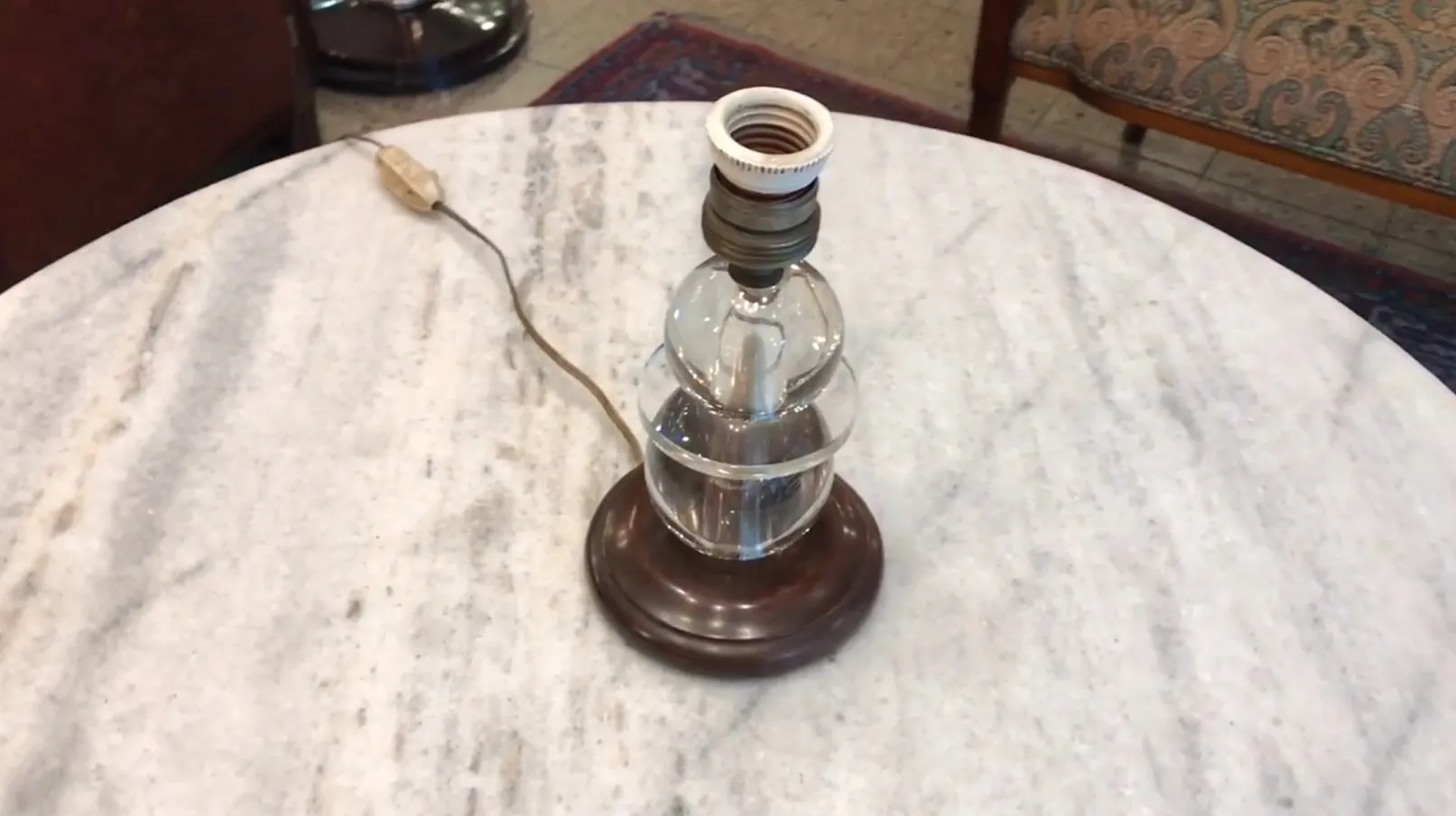 Antike Tischlampe von Adnet Jacques in einem gemütlichen Umfeld.