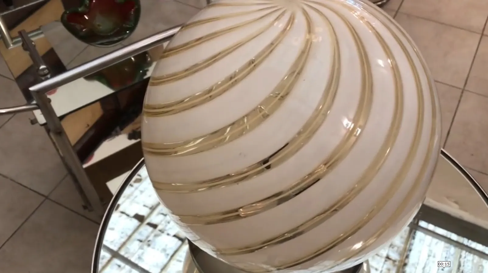 Détails d'une ancienne lampe de bureau de Paolo Venini avec un design ondulé et doré dans un cadre moderne