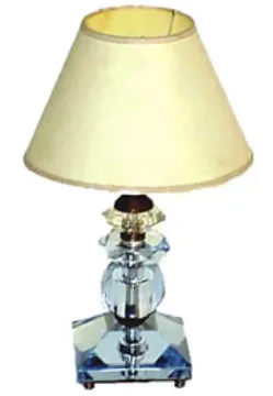 Un'antica lampada da tavolo con un paralume giallo, ideale per la decorazione.