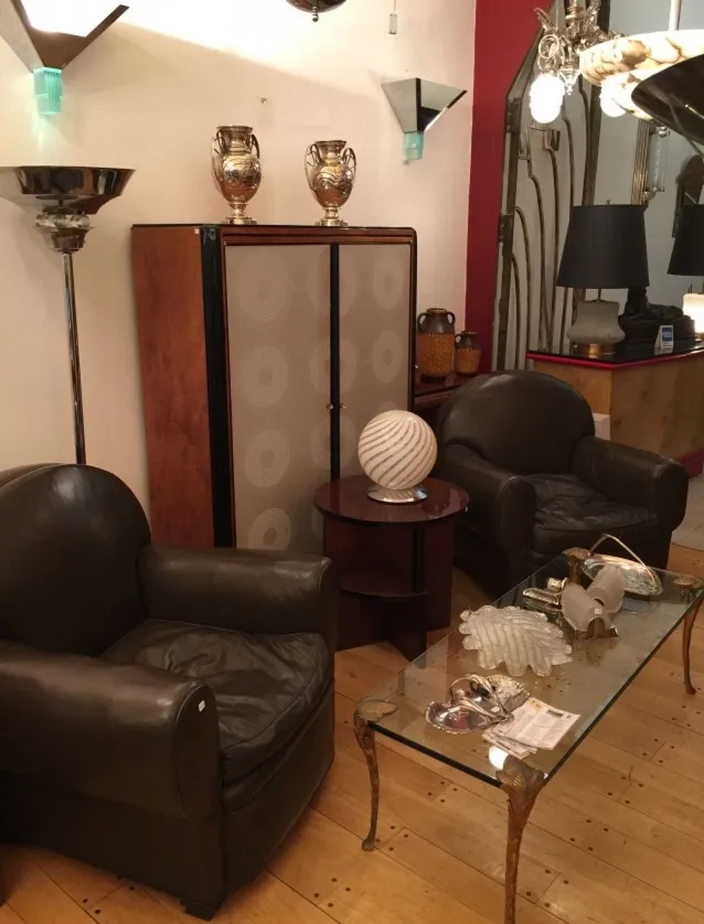 antica lampada da tavolo di paolo venini con luce morbida e design elegante, parte di un ambiente accogliente