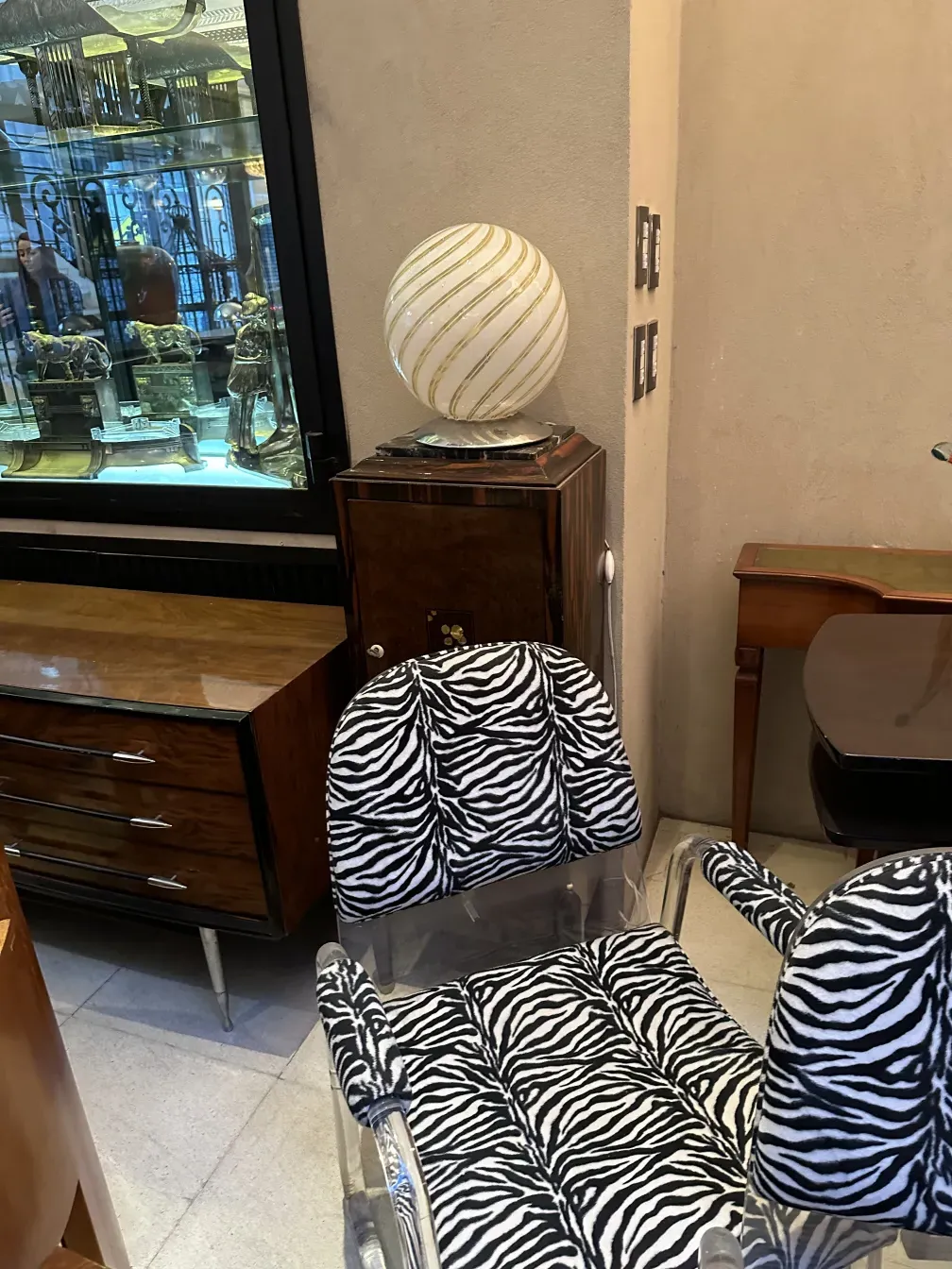 lampara de mesa antigua con diseño distintivo en ambiente elegante