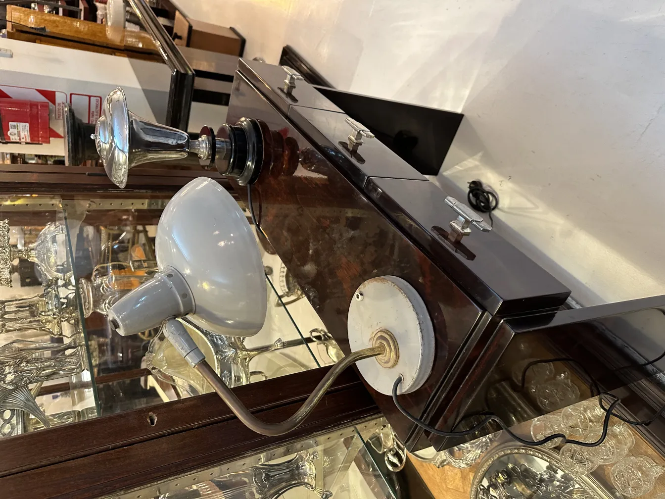 antiknaya nastolnaya lampa s stilizovannoy formoy i detalyami